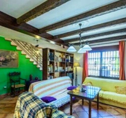 - un salon avec un canapé et une table dans l'établissement 2 bedrooms house with private pool and terrace at El Bosque, à El Bosque