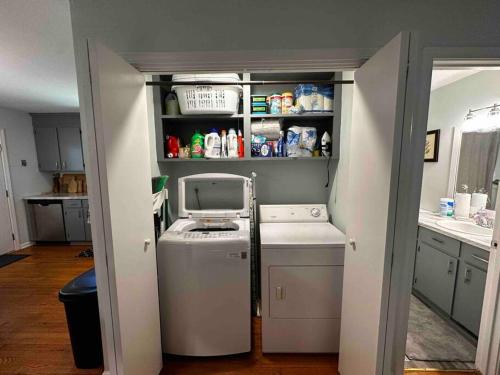 uma cozinha com máquina de lavar e secar roupa num quarto em Babcia's Lake House em Columbia