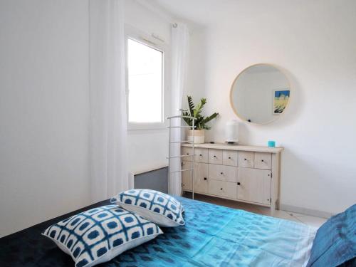 1 dormitorio con cama, espejo y tocador en Casa del mare - magnifique appartement vue mer, en La Seyne-sur-Mer