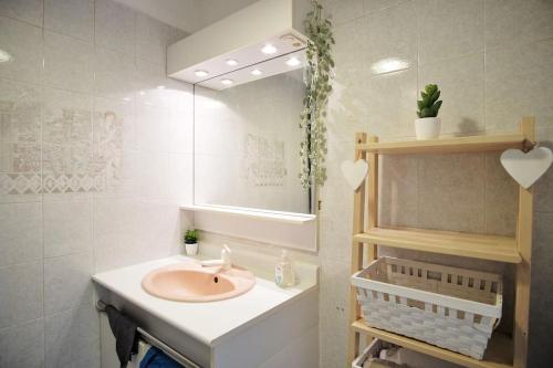 une salle de bain avec un lavabo et un miroir dans l'établissement Casa del mare - magnifique appartement vue mer, à La Seyne-sur-Mer