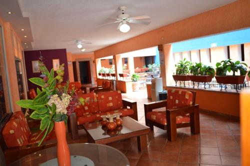 a lobby with a table and chairs and a restaurant at Hotel La Rienda Mision Tequillan in Tequila