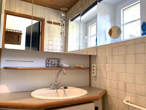 une salle de bain avec un lavabo et un miroir dans l'établissement Maison Bretonne à 50m de la Plage avec Jardin, WIFI et Vélos - Trégastel - FR-1-368-27, à Trégastel