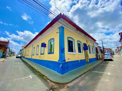a yellow and blue building on the side of a street at Casarão Hotel Pousada in São Luís