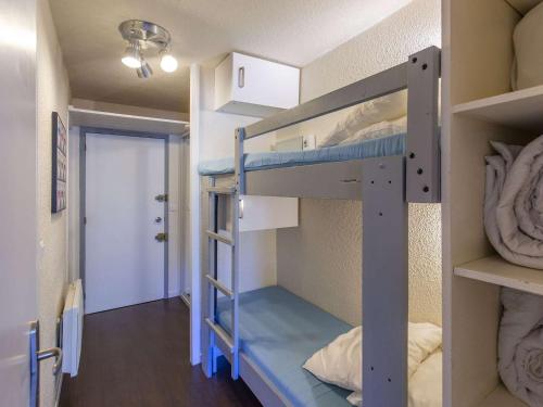 ラ・モンジーにあるStudio La Mongie, 1 pièce, 4 personnes - FR-1-404-189の二段ベッド2組付きの二段ベッドルーム1室、廊下が備わるアパートメントです。