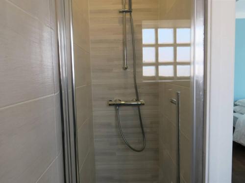 une salle de bain avec une douche avec une porte vitrée dans l'établissement Maison cosy 5 pers à 640m de la plage et proche GR34 à Perros-Guirec - FR-1-368-309, à Perros-Guirec