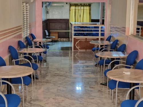 uma fila de mesas e cadeiras num quarto em Hotel Rayan Djibouti em Djibouti