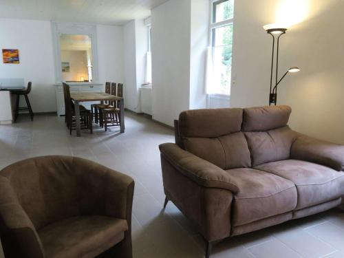 un salon avec un canapé et une table dans l'établissement Maison rénovée pierre, jardin, WIFI, 400m mer, St Quay-Perros - FR-1-368-258, à Saint-Quay-Perros