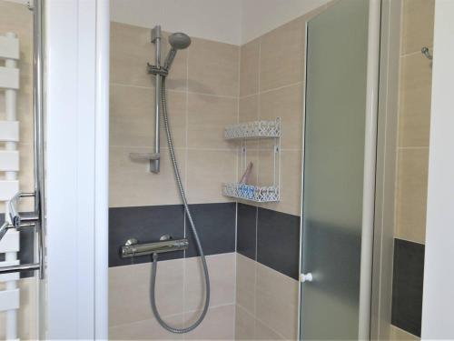 une douche dans une salle de bain avec une porte vitrée dans l'établissement Appartement avec terrasse, WIFI et parking à Perros-Guirec - FR-1-368-332, à Perros-Guirec