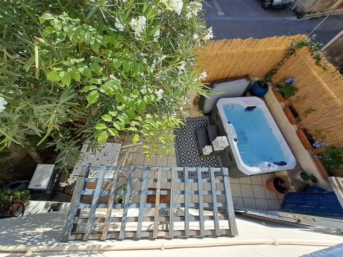 Photo de la galerie de l'établissement Le Cottage de Sainte Valière (Jacuzzi et terrasse ), à Sainte-Vallière