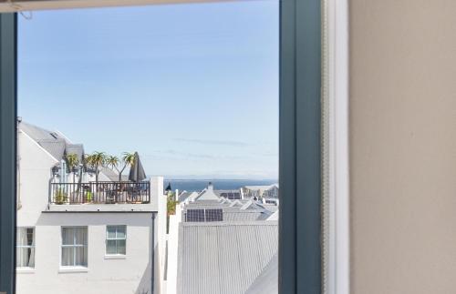 een uitzicht vanuit een raam van een stad bij Big Bay Hilltop Villa in Kaapstad