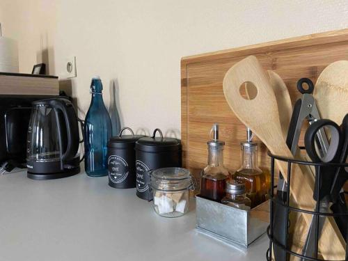 un comptoir avec un tas d'ustensiles sur le plan dans l'établissement La maison bleue, à Montcenis