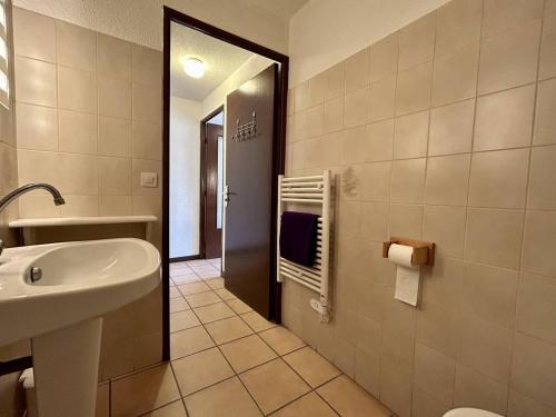 une salle de bain avec un lavabo, des toilettes et un miroir dans l'établissement Studio cabine, 4 pers, pied des pistes à Briançon, balcon, parking - FR-1-330C-140, à Briançon