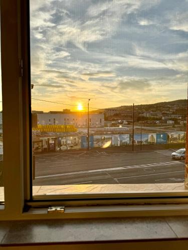 a window with a view of a parking lot at Apus de vis in Cluj-Napoca