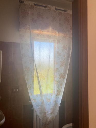 ein Fenster im Bad mit Vorhang in der Unterkunft L'Ideale srls 