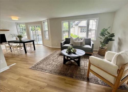 Posezení v ubytování Modern 4BDRM West Hartford Home In Great Location!