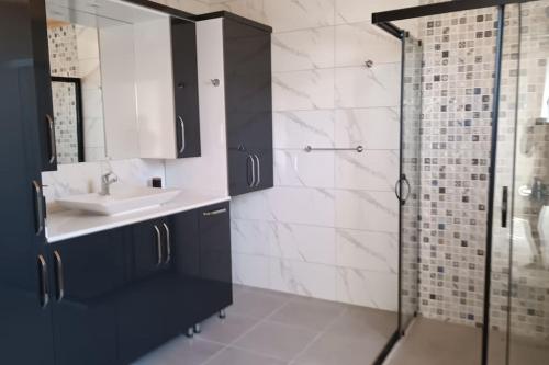 ein Bad mit einem Waschbecken und einer Dusche in der Unterkunft House of Joy in Marmaris
