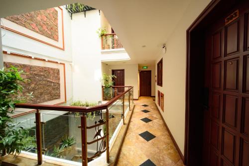 um corredor de uma casa com uma escada e uma porta em Bonjour D'An Nam Hotel em Hanói