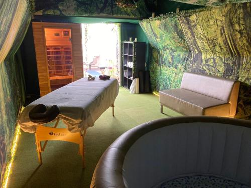 um quarto com uma cama, uma cadeira e uma janela em Aes Sedai Kinetic Spa, Living & Airport Shuttle Services em Antuérpia