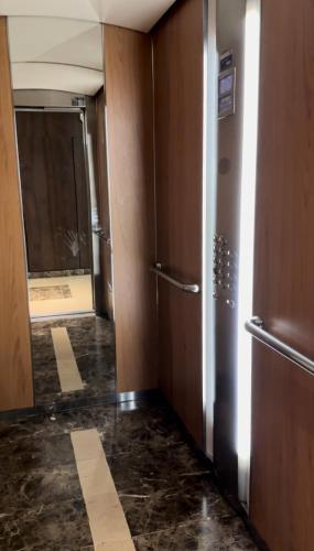 an empty hallway with a door and a room with a door at PARIS-MONTROUGE Magnifique appartement 3 pièces de 75m2 avec PARKING - très cosy pour 1 - 8 personnes refait à NEUF -ENTIRE APARTMENT LUXURIOUS AND WARM -Montrouge Paris 14ème - Proche Aéroport Orly Parc Expositions Porte de Versailles FREE WIFI GRATUIT in Montrouge