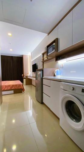 a kitchen with a washing machine in a room at Nagoya Thamrin City Apartment in Nagoya