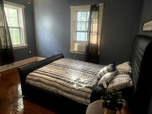 sypialnia z łóżkiem i 2 oknami w obiekcie Large 2 Bed-Room Apt Across From Union College w mieście Schenectady