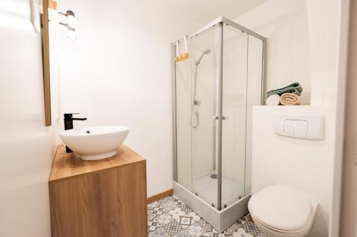 W łazience znajduje się prysznic, toaleta i umywalka. w obiekcie KASA CARO - Wifi & TV - Proche Centre ville w mieście Valenciennes