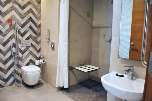  Wyndham Garden Ajman Corniche -  Room  picture :   Tea/Coffee maker    Shower    Safety deposit box                           