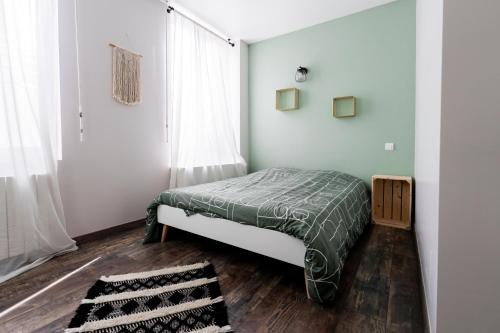 niewielka sypialnia z łóżkiem i oknem w obiekcie KASA CARO - Wifi & TV - Proche Centre ville w mieście Valenciennes