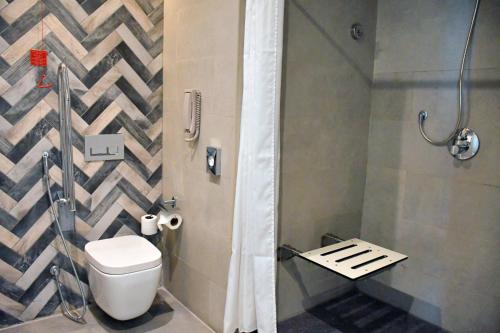  Wyndham Garden Ajman Corniche -  Room  picture :   Tea/Coffee maker    Shower    Safety deposit box                           