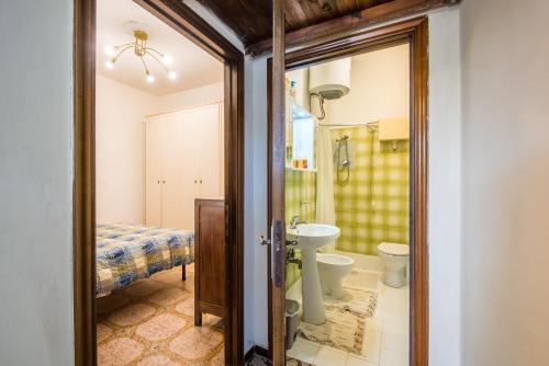 uma casa de banho com um WC e um lavatório em La Casina di Radi em Monteroni dʼArbia