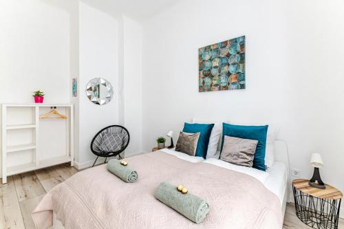 1 dormitorio con 1 cama con 2 almohadas en DanubeGreen bright two bedroom apartment near Margaret Island, en Budapest