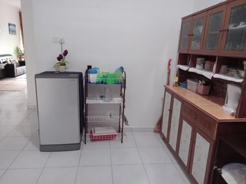 uma cozinha com um frigorífico num quarto em Wany Homestay Free Wifi And Astro NJOI em Sungai Petani
