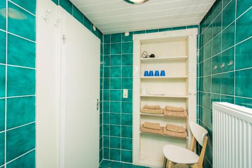 a bathroom with a blue tiled wall at Gästehaus Herb in Roßhaupten
