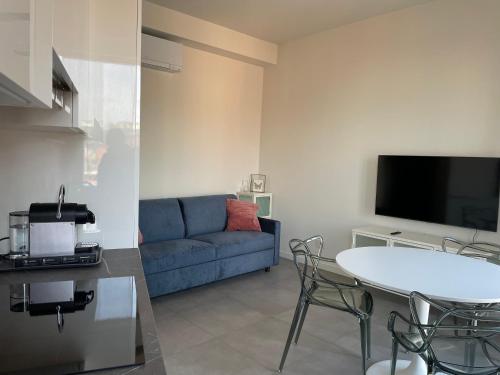a living room with a blue couch and a table at Domus Pyrus Apartments in Pero