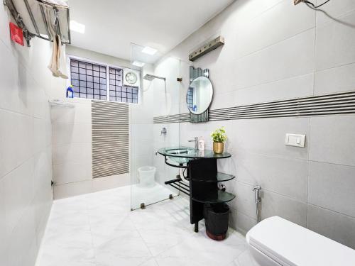 uma casa de banho com uma mesa de vidro e um chuveiro em Furnished 2BHK Independent Apartment 7 in Greater Kailash - 1 Delhi em Nova Deli