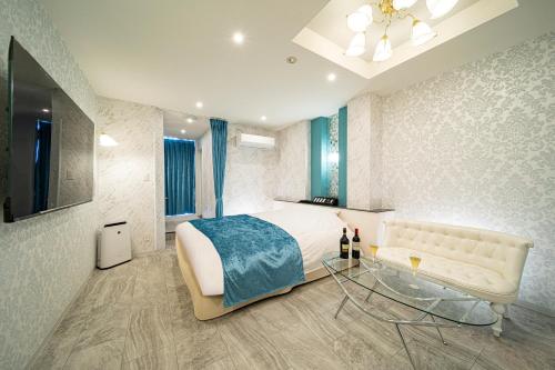 京都市にあるHotel　このへんのアジアのベッドルーム1室(ベッド1台、ガラス張りのテーブル付)
