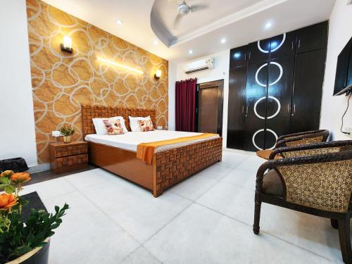 um quarto com uma cama num quarto em Furnished 2BHK Independent Apartment 7 in Greater Kailash - 1 Delhi em Nova Deli