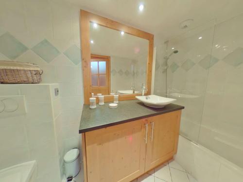 uma casa de banho com um lavatório, um WC e um espelho. em Appartement Les Saisies, 4 pièces, 7 personnes - FR-1-594-87 em Hauteluce