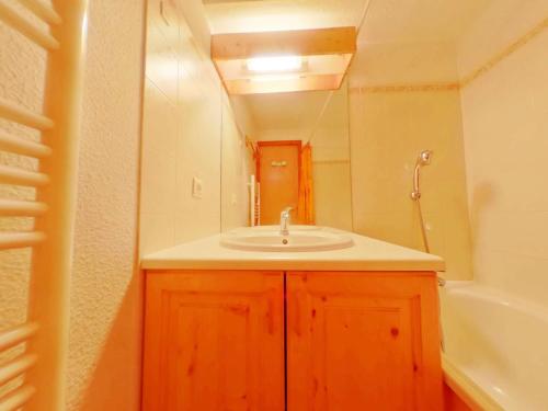 uma casa de banho com um lavatório e uma banheira em Appartement Les Saisies, 2 pièces, 4 personnes - FR-1-594-129 em Hauteluce