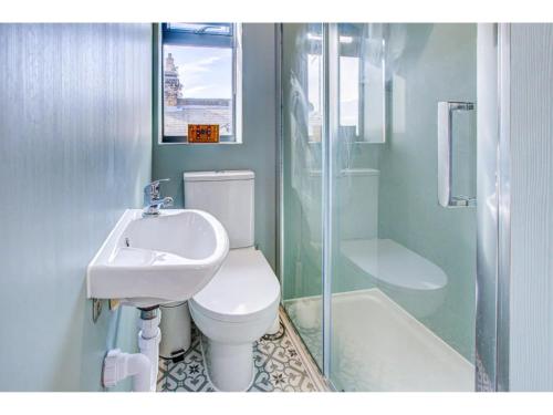 a bathroom with a toilet and a sink and a shower at Pass the Keys Stunning house in Leigh in Southend-on-Sea