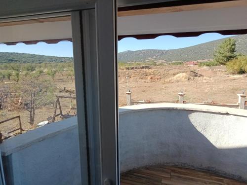 una ventana con vistas al desierto desde una casa en Rainfort apart nikfer, 