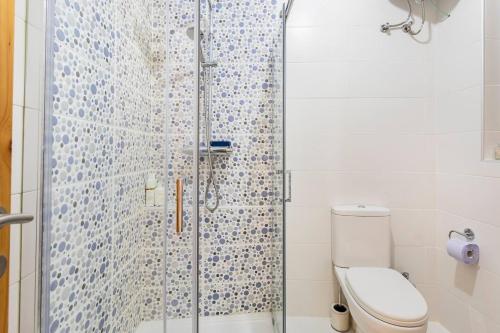 La salle de bains est pourvue d'une douche et de toilettes. dans l'établissement Gozo Escape 2-Bed Apartment in Marsalforn, à Marsalforn
