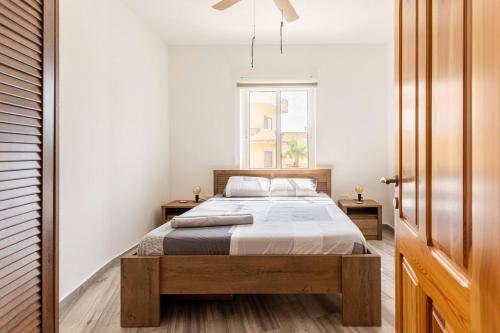 - une chambre avec un lit et une fenêtre dans l'établissement Gozo Escape 2-Bed Apartment in Marsalforn, à Marsalforn