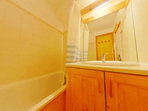 y baño con lavabo y bañera. en Appartement Les Saisies, 2 pièces, 4 personnes - FR-1-594-222 en Hauteluce