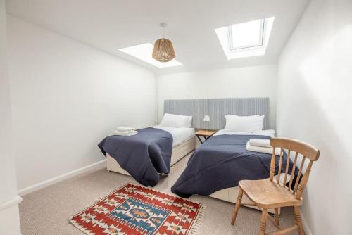 um quarto com 2 camas, uma cadeira e um tapete em Print Rooms, Leiston em Leiston