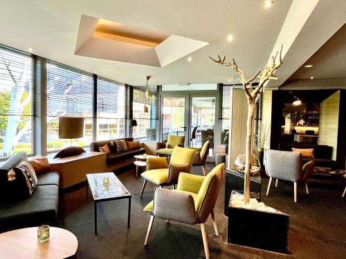 a living room with couches and chairs at Le Côté Vert in Waterloo