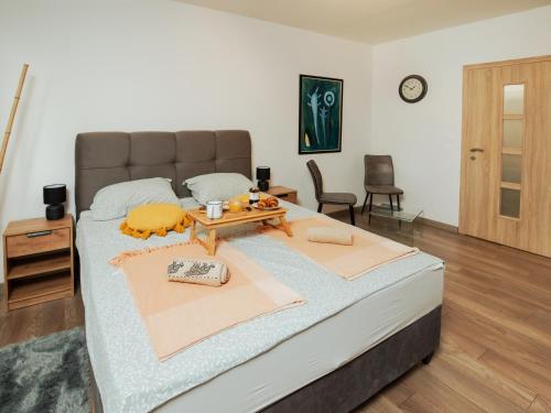una camera da letto con un grande letto con un tavolo sopra di Apartman Petar self check in a Osijek