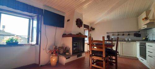 una cucina con piano cottura nel centro di una stanza di La casina in Voltaia a Piancastagnaio