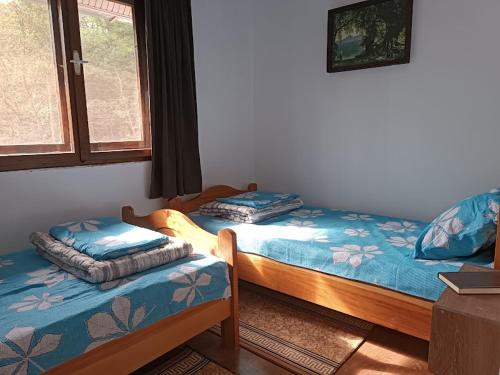 Ένα ή περισσότερα κρεβάτια σε δωμάτιο στο Vikendica Ovčar Banja