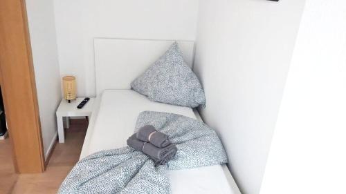 un papillon seduto su un divano bianco con cuscini di Nice Apartment in Apolda a Apolda
